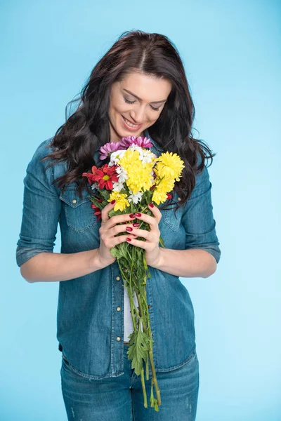 Mujer sosteniendo flores - foto de stock