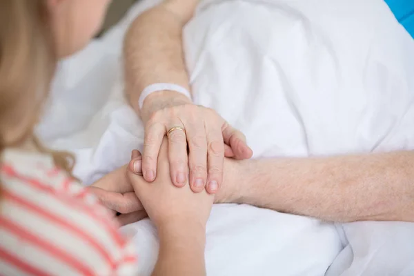 Abuelo e hijo tomados de la mano - foto de stock