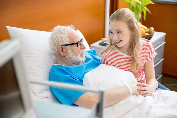 Petite-fille rendant visite à son grand-père — Photo de stock