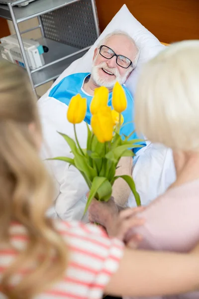 Abuela y nieta visitando paciente - foto de stock