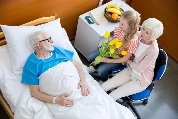 Бабуся і онука, які відвідують пацієнта — стокове фото