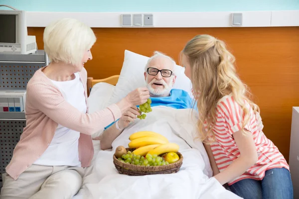 Abuela y nieta visitando paciente - foto de stock