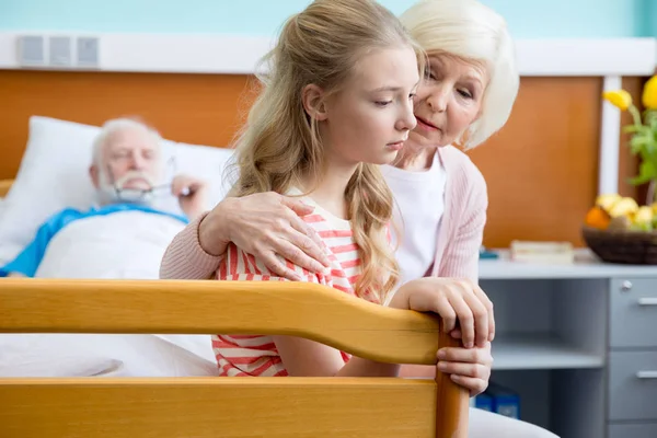 Grand-mère et petite-fille visitant le patient — Photo de stock