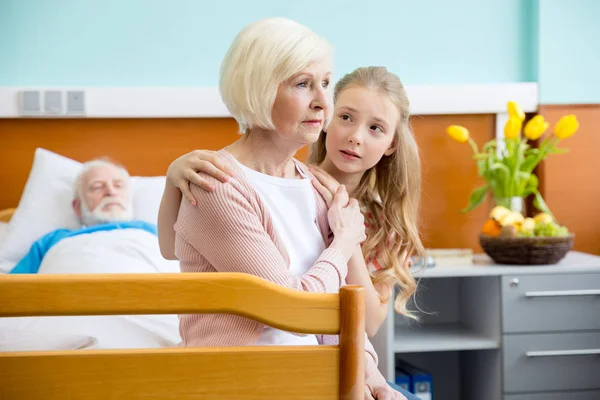 Grand-mère et petite-fille visitant le patient — Photo de stock