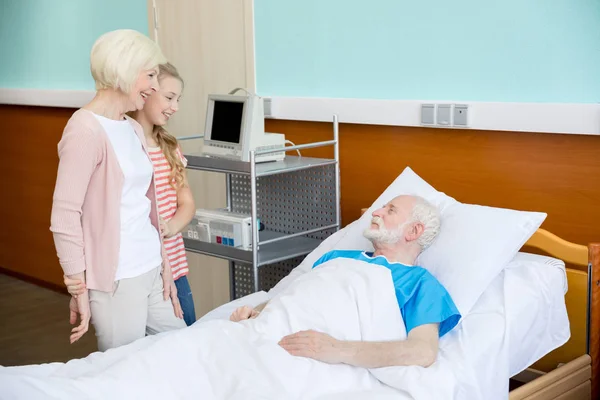 Бабушка и внучка навещают пациента — стоковое фото