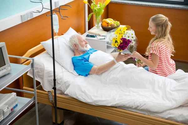 Grandfather and child in hospital — Stock Photo