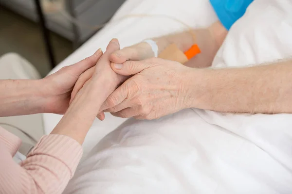 Esposa con hombre mayor en el hospital - foto de stock