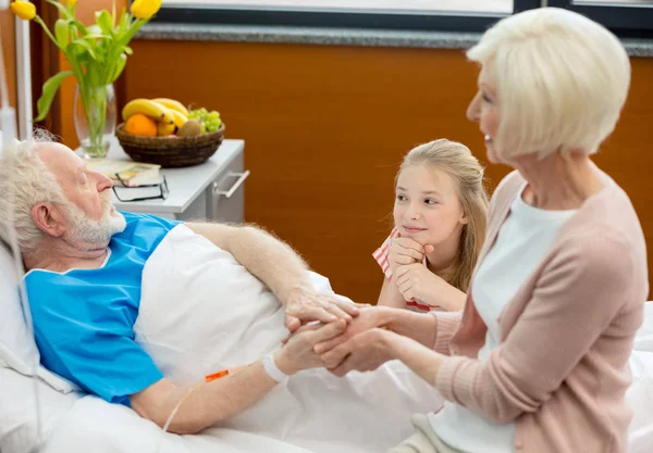 Родичі з літнім чоловіком у лікарні — стокове фото