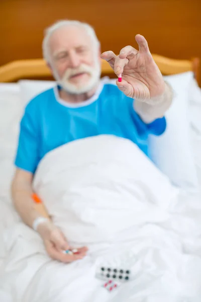 Homme âgé avec des pilules — Photo de stock