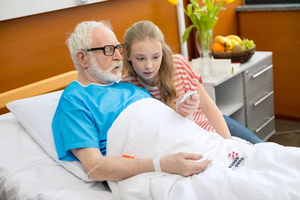 Grand-père et enfant à l'hôpital — Photo de stock