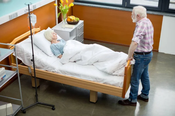 Hombre y mujer mayores en el hospital - foto de stock