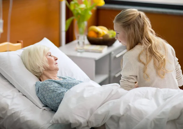 Grand-mère et enfant à l'hôpital — Photo de stock