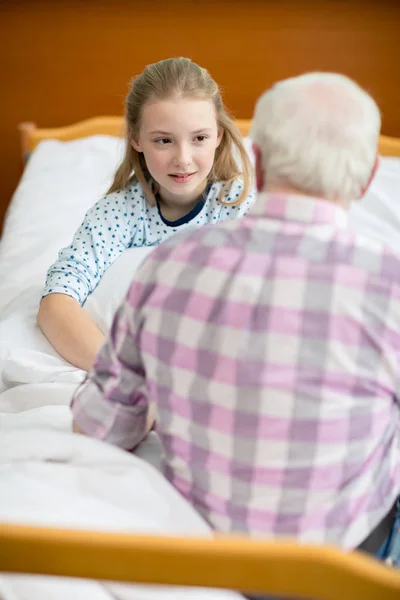 Abuelo e hijo en el hospital - foto de stock