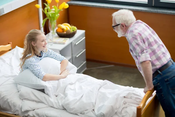 Grand-père et enfant à l'hôpital — Photo de stock