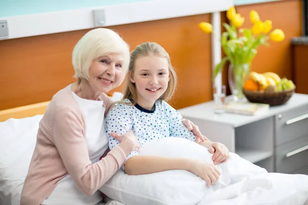 Nonna e bambino in ospedale — Foto stock