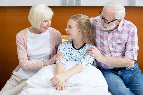 Grands-parents avec enfant à l'hôpital — Photo de stock