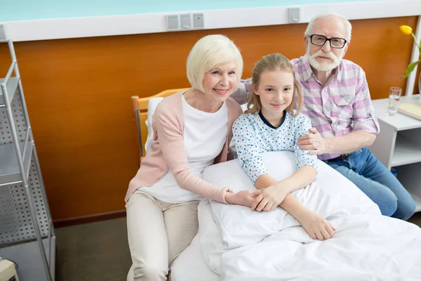 Abuelos con niños en el hospital - foto de stock