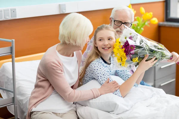 Бабушка и дедушка с ребенком в больнице — стоковое фото