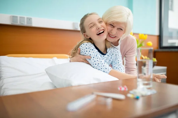 Großmutter und Kind im Krankenhaus — Stockfoto