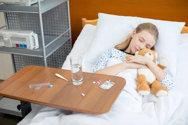 Menina na cama do hospital — Stock Photo