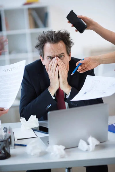 Uomo d'affari stressato sul posto di lavoro — Foto stock