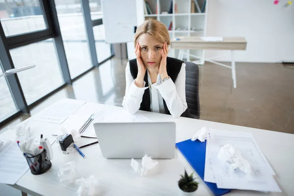 Donna d'affari stressata sul posto di lavoro — Foto stock