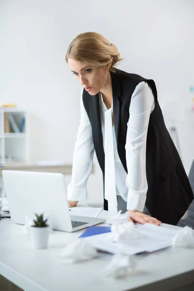 Donna d'affari stressata sul posto di lavoro — Foto stock