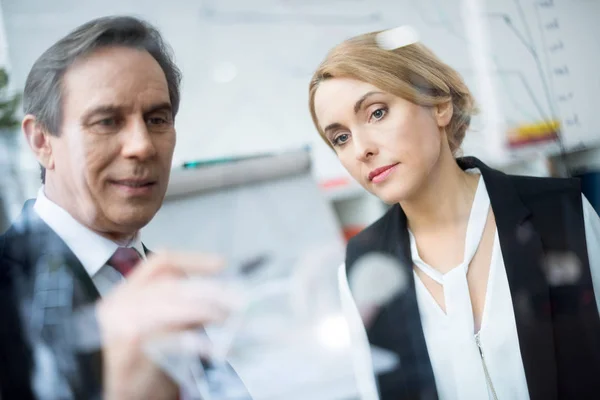 Empresarios discutiendo gráfico - foto de stock