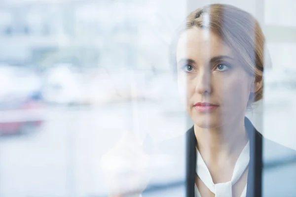 Nachdenkliche blonde Geschäftsfrau — Stockfoto