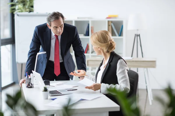 Geschäftsleute diskutieren Dokumente — Stockfoto