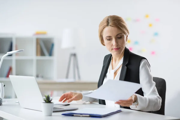 Femme d'affaires utilisant un ordinateur portable — Photo de stock