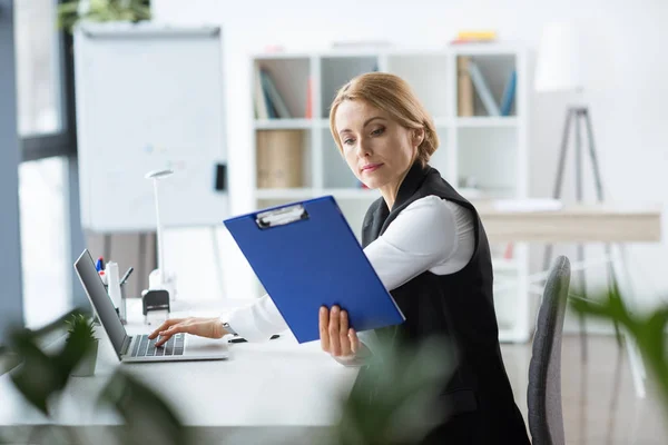 Femme d'affaires utilisant un ordinateur portable — Photo de stock