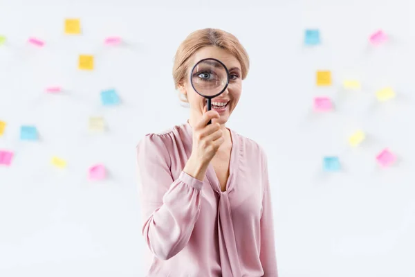 Mujer de negocios con lupa - foto de stock