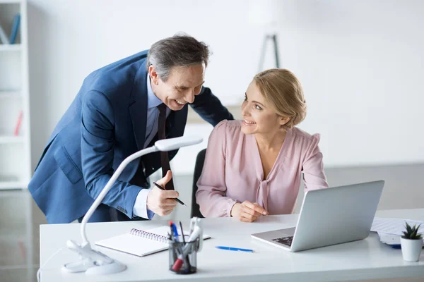 Les gens d'affaires travaillant dans le bureau — Photo de stock