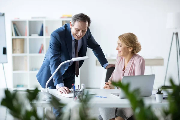 Geschäftsleute im Büro — Stockfoto