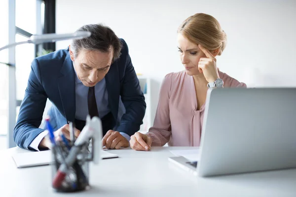 Imprenditori che lavorano in ufficio — Foto stock