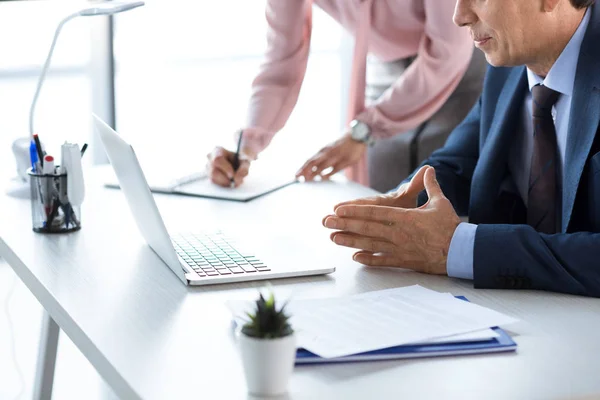 Les hommes d'affaires travaillant dans le bureau — Photo de stock