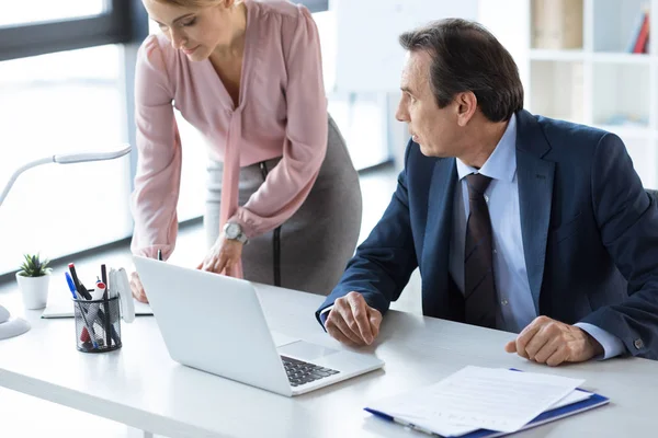 Les hommes d'affaires travaillant dans le bureau — Photo de stock