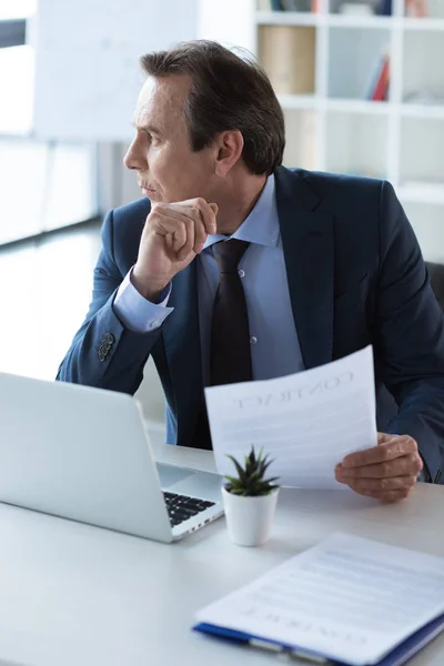 Geschäftsmann arbeitet im Büro — Stockfoto