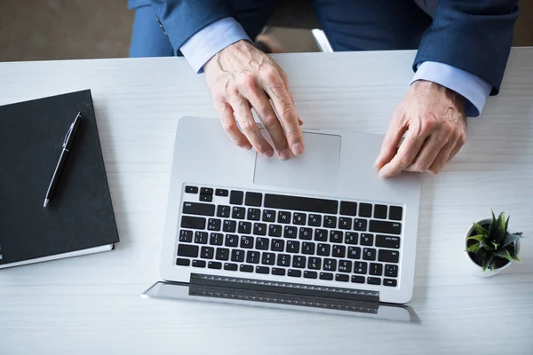 Geschäftsmann arbeitet mit Laptop — Stockfoto