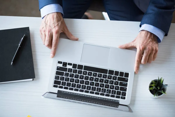 Geschäftsmann arbeitet mit Laptop — Stockfoto