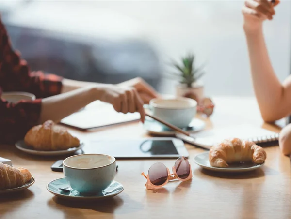 Persone che pranzano — Foto stock