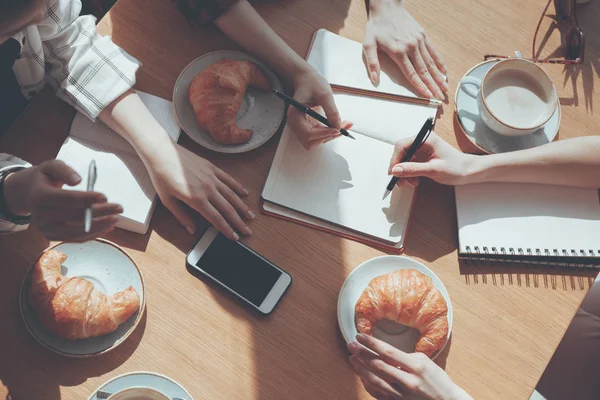 Persone che pranzano — Foto stock