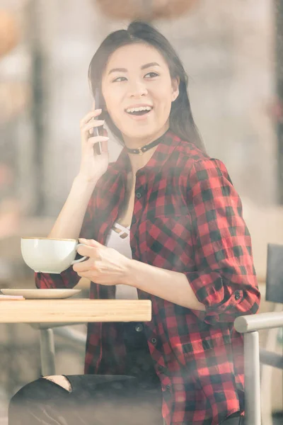 Asiática chica bebiendo café - foto de stock