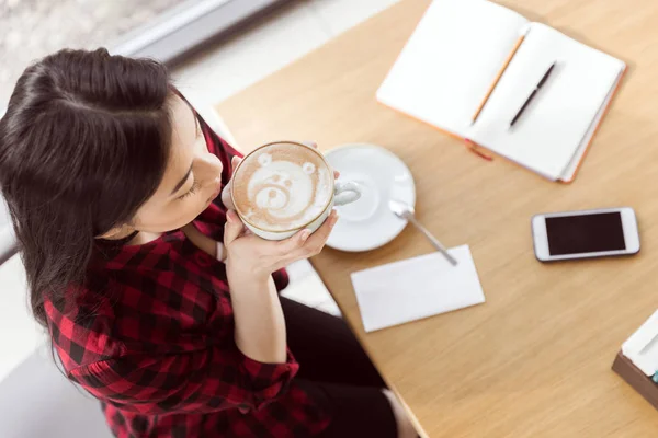 Asian girl drinking coffee — Stock Photo