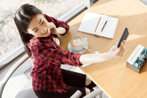 Mujer joven tomando selfie - foto de stock