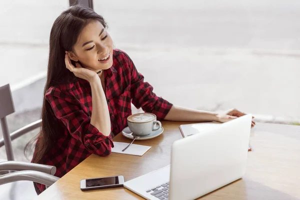 Jeune femme avec ordinateur portable — Photo de stock