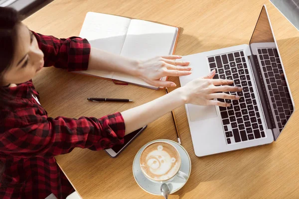 Giovane donna con computer portatile — Foto stock