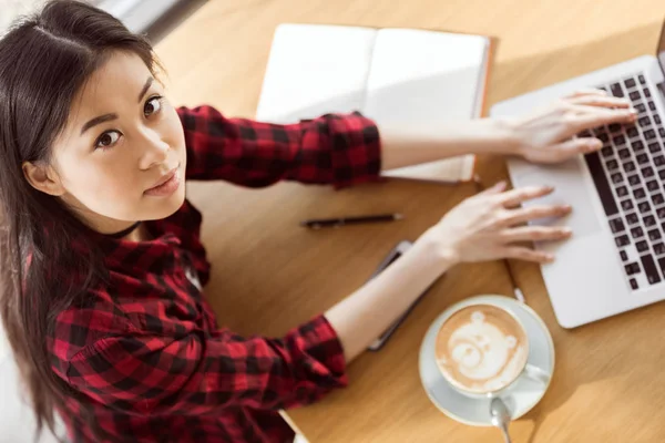 Junge Frau mit Laptop — Stockfoto