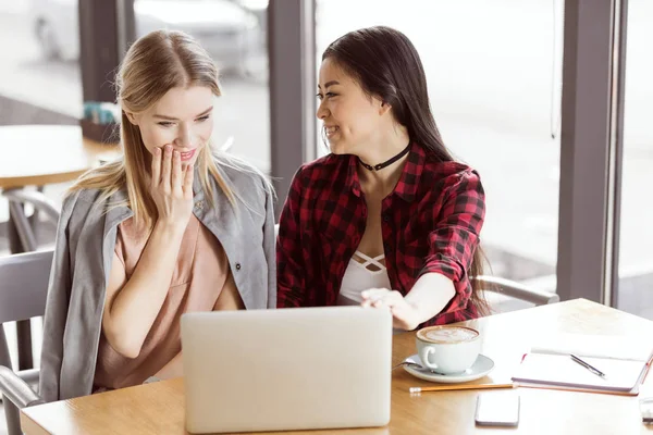 Las mujeres jóvenes utilizando el ordenador portátil - foto de stock